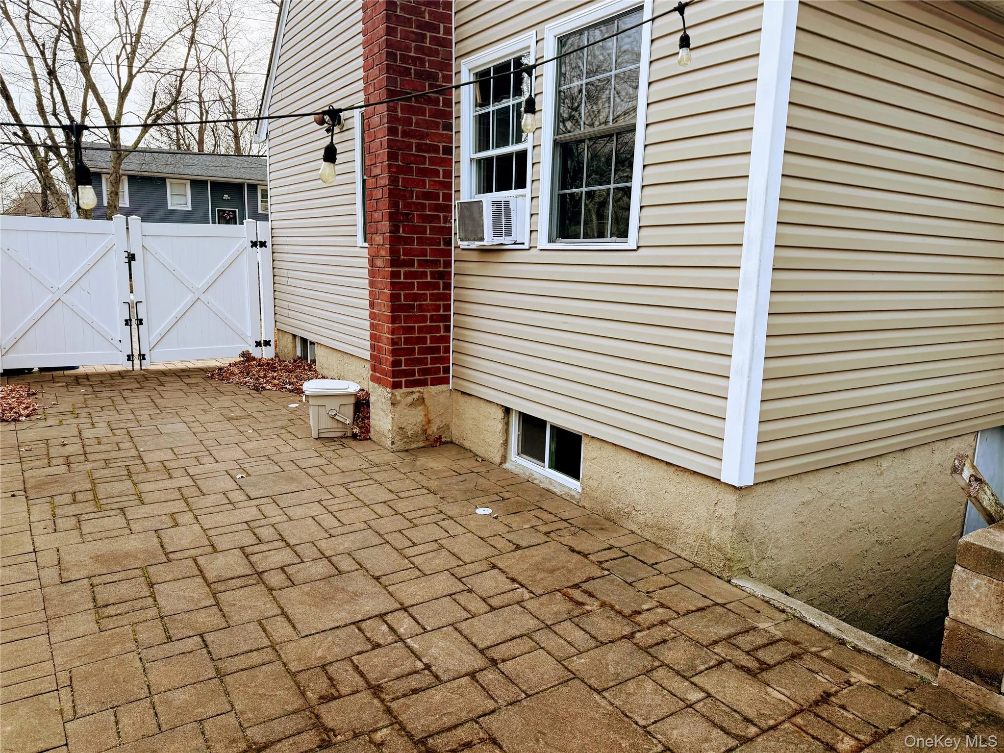 Side View of House featuring a Dual PVC gate Side View of House featuring a Dual PVC gate