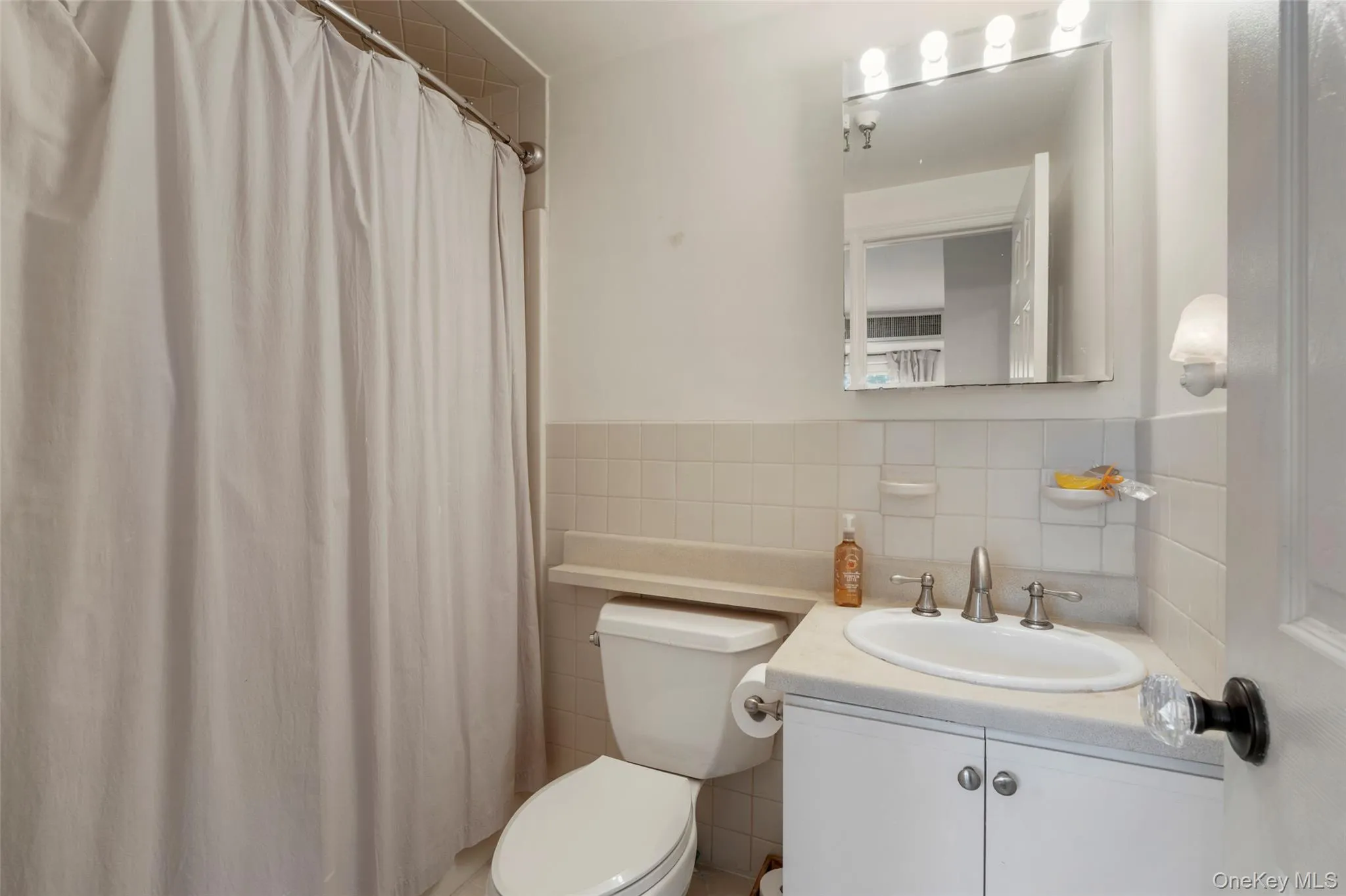 This lovely bathroom is just perfect. This lovely bathroom is just perfect.