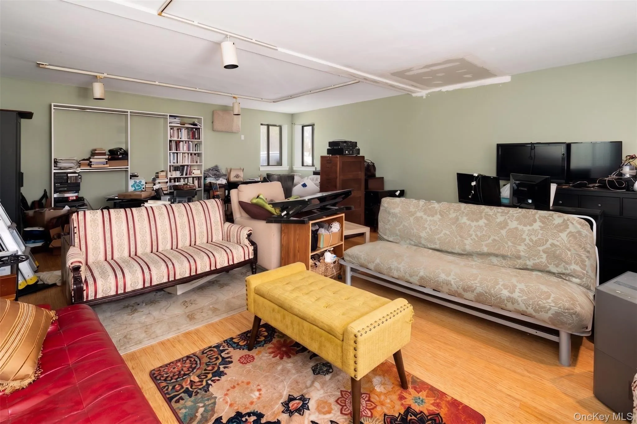 Home Office with Separate Entry Home Office with Separate Entry