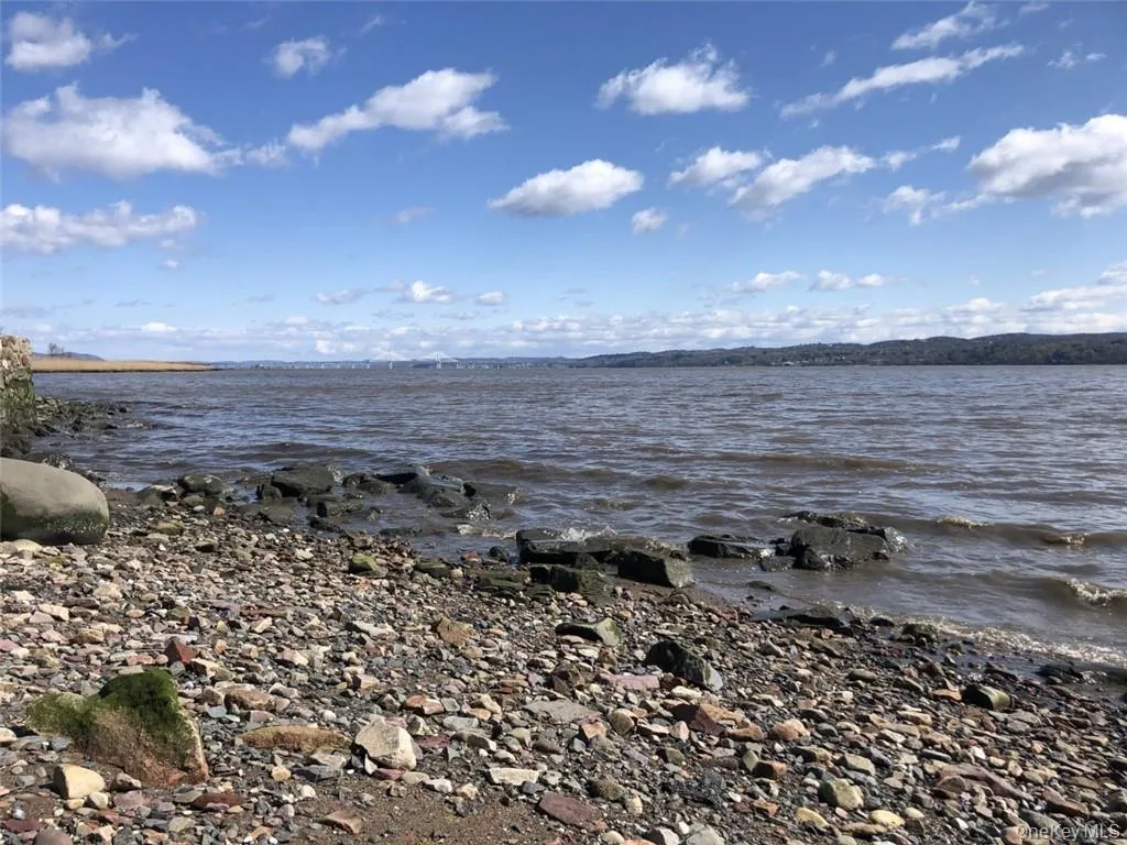 Snedens Landing beach at end of Washington Spring Rd. Snedens Landing beach at end of Washington Spring Rd.