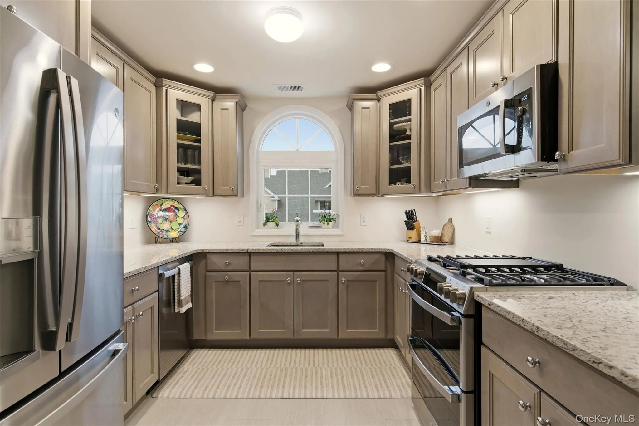 28 Steven Circle, Huntington, NY, 2 Bedrooms Bedrooms, 7 Rooms Rooms,2 BathroomsBathrooms,Residential,For Rent,Steven,0,949819 28 Steven Circle, Huntington, NY, 2 Bedrooms Bedrooms, 7 Rooms Rooms,2 BathroomsBathrooms,Residential,For Rent,Steven,0,949819