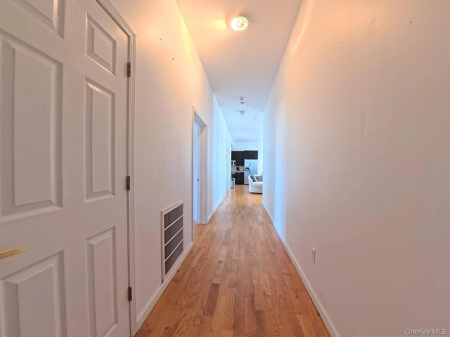 Hallway w/hardwood floors Hallway w/hardwood floors