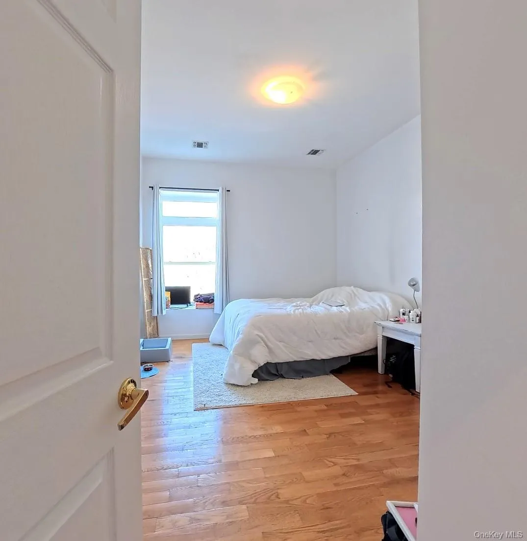 Large3rd bedroom, hardwood floors, light filled and high ceilings Large3rd bedroom, hardwood floors, light filled and high ceilings