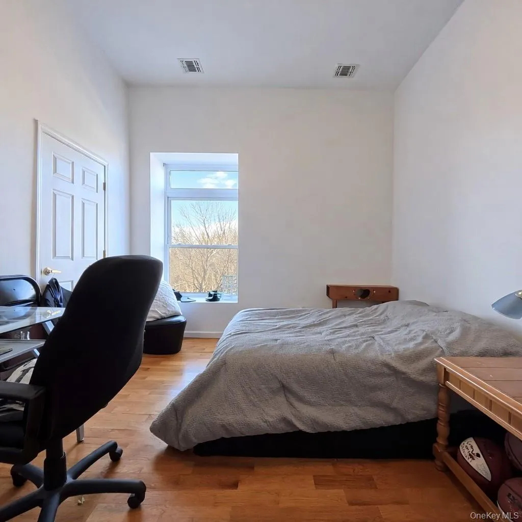 Large light filled 2nd bedroom Large light filled 2nd bedroom
