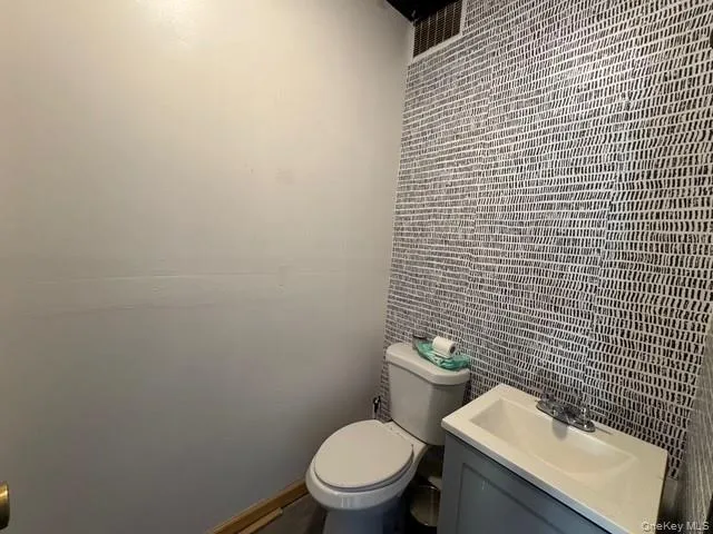 Bathroom with sink/vanity... Bathroom with sink/vanity...