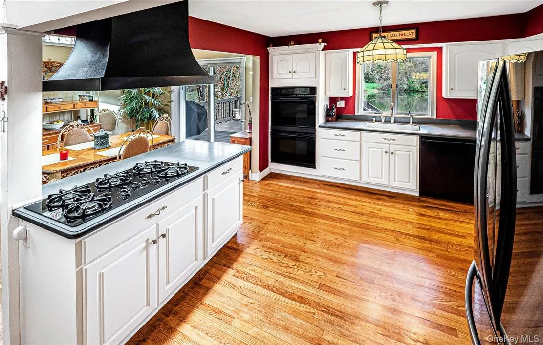 Flowing open concept, great for entertaining Flowing open concept, great for entertaining