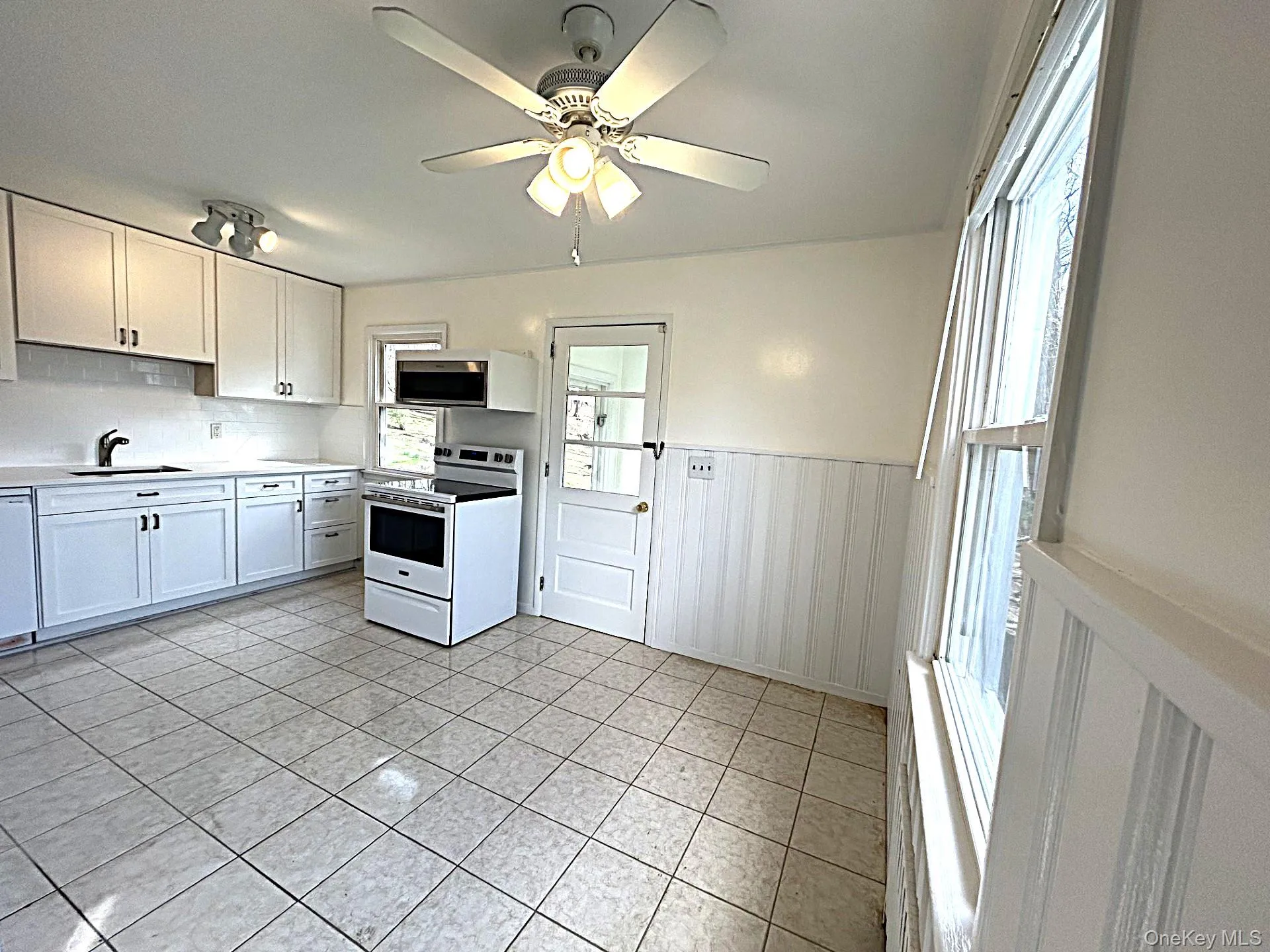 EAT IN KITCHEN EAT IN KITCHEN