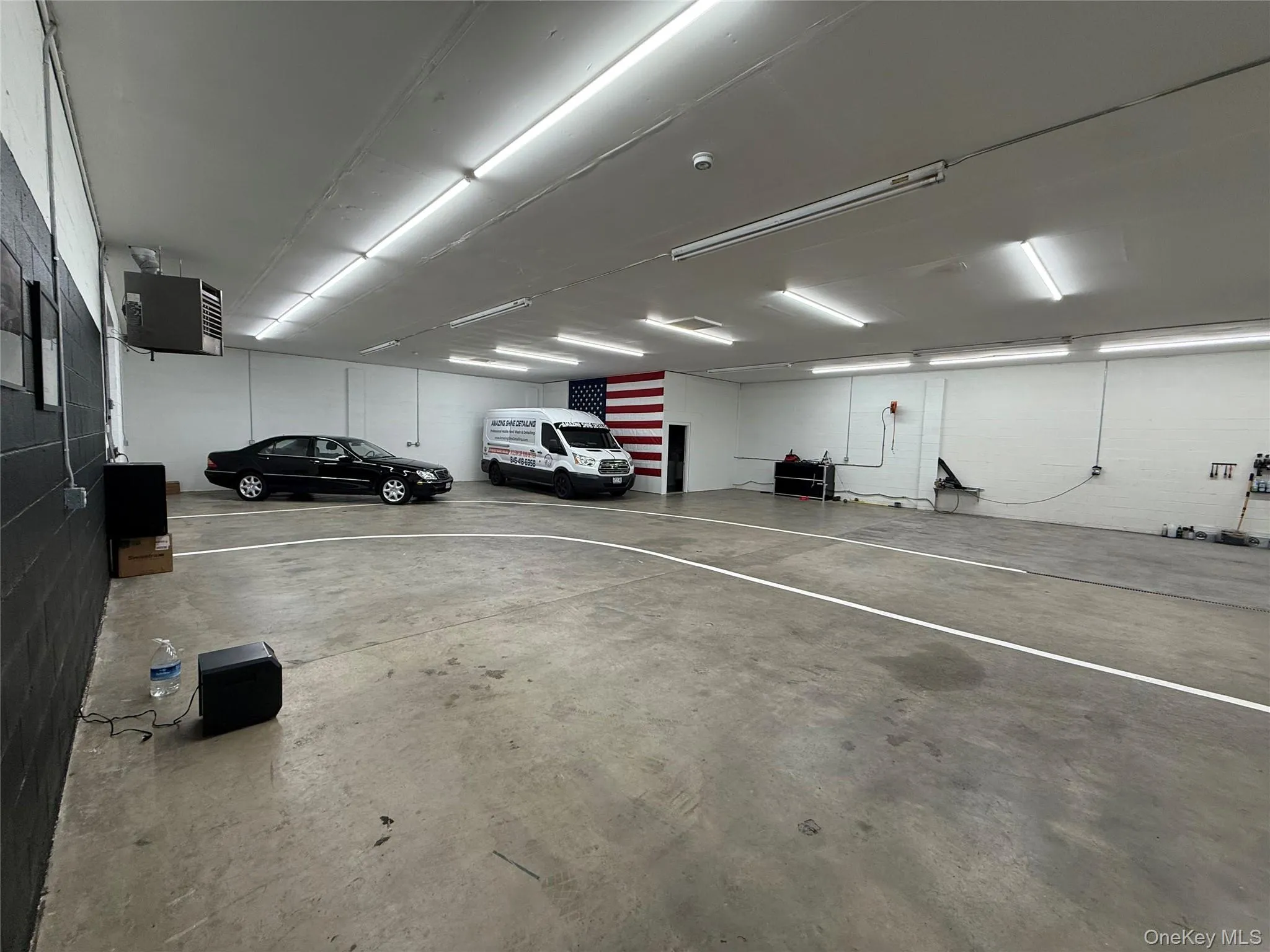 Garage with a heating unit Garage with a heating unit