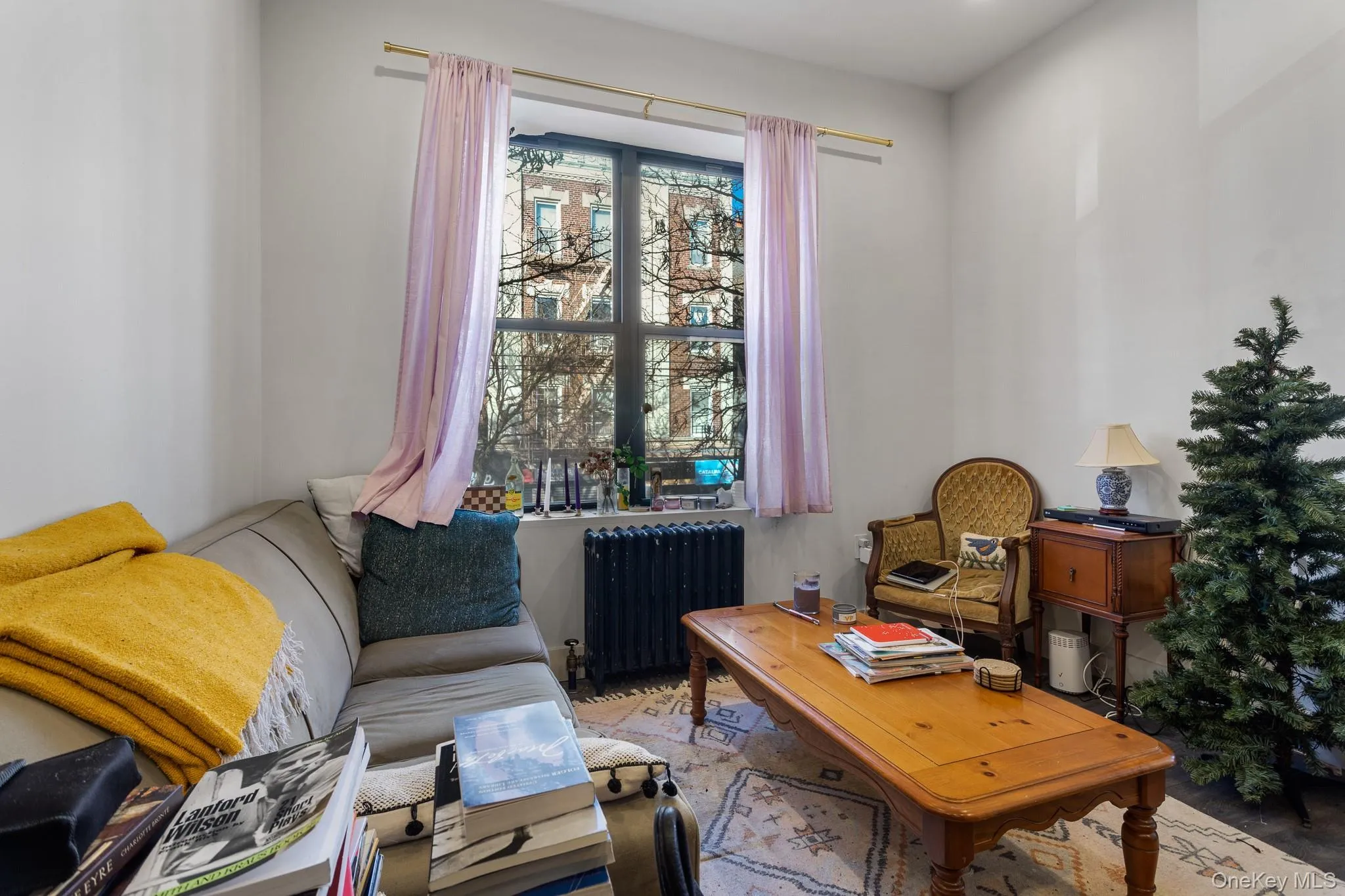 Sitting room with radiator heating unit Sitting room with radiator heating unit