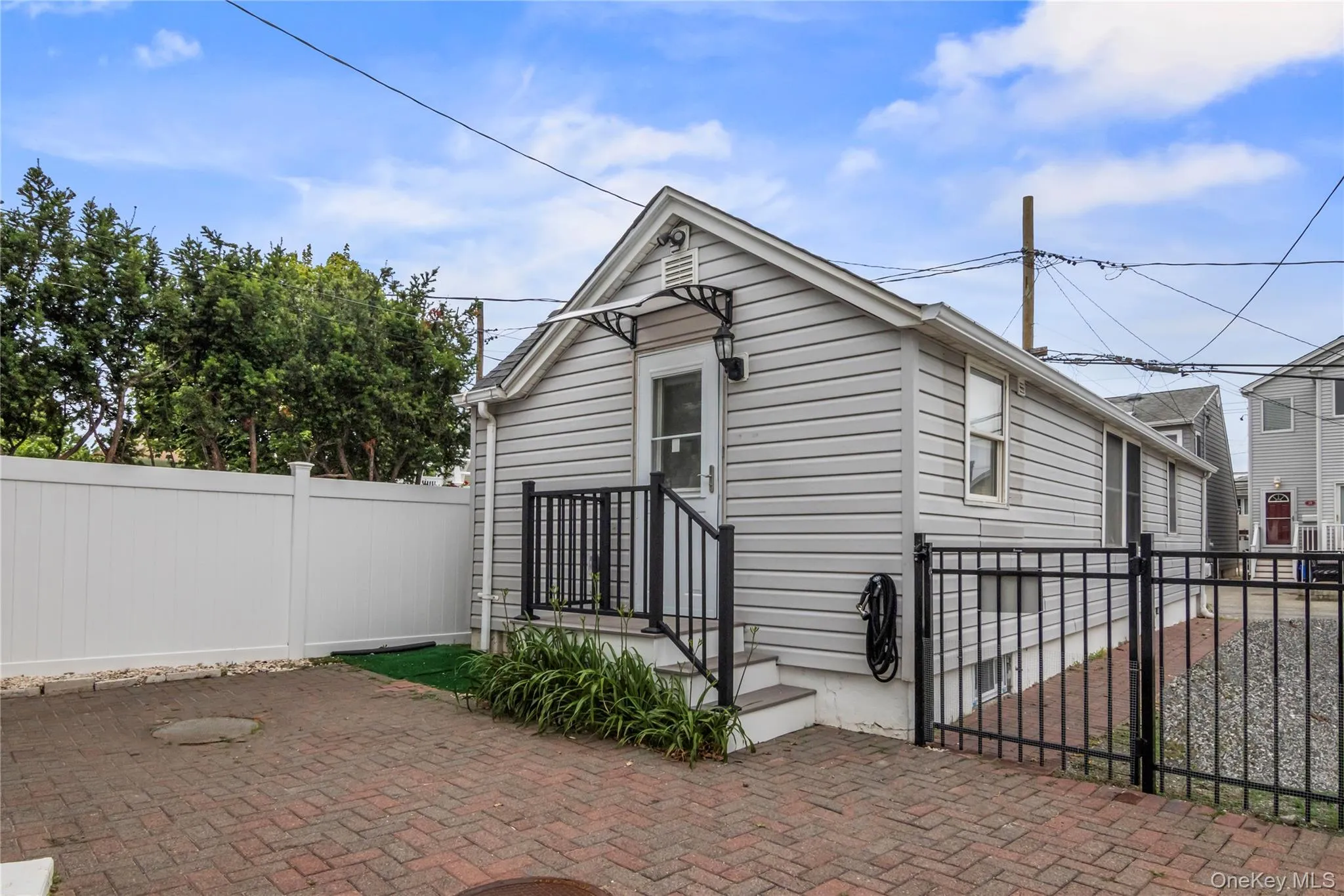 SEPARATE 1-BR COTTAGE SEPARATE 1-BR COTTAGE