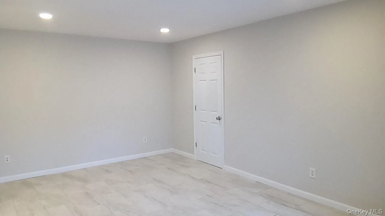 Empty room featuring recessed lighting and baseboards Empty room featuring recessed lighting and baseboards