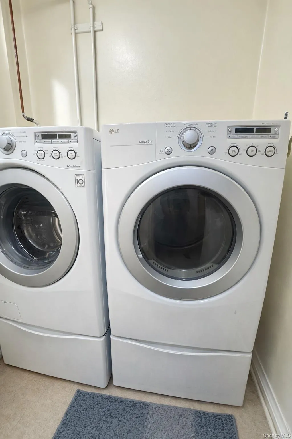 Laundry area featuring washing machine and clothes dryer and baseboards Laundry area featuring washing machine and clothes dryer and baseboards