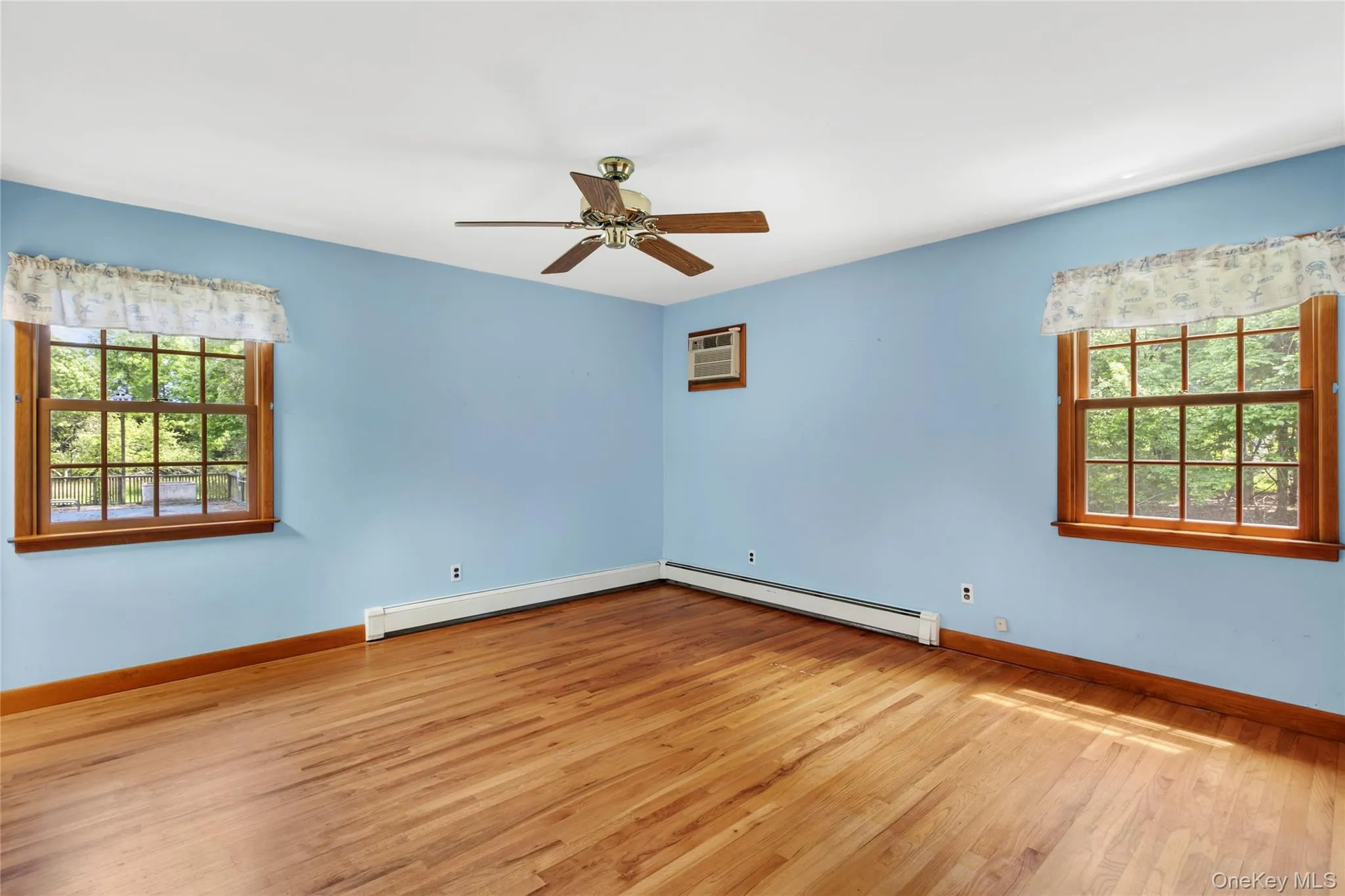 Primary bedroom en suite with full bathroom. Primary bedroom en suite with full bathroom.