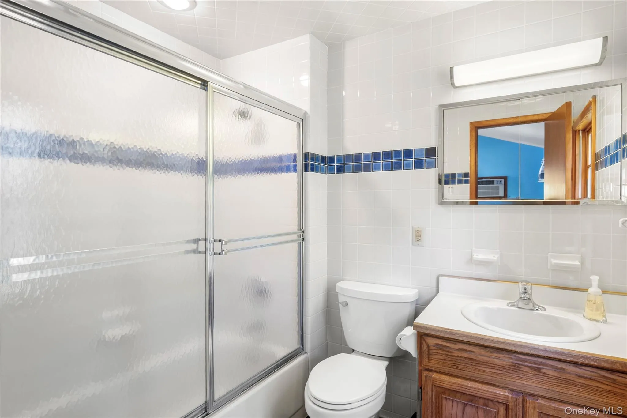 Full bathroom in the Jr. bedroom en suite Full bathroom in the Jr. bedroom en suite