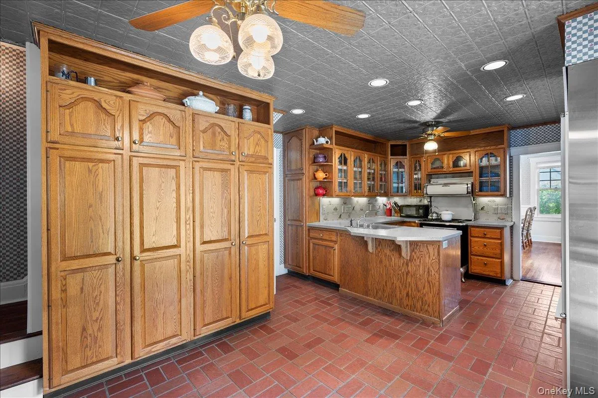Custom eat-in-kitchen Custom eat-in-kitchen