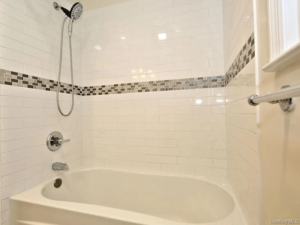 Bathroom with shower / bath combination Bathroom with shower / bath combination