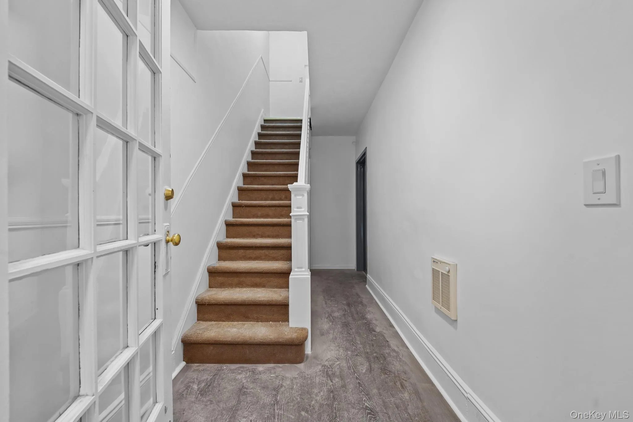 Stairs with concrete floors and heating unit Stairs with concrete floors and heating unit