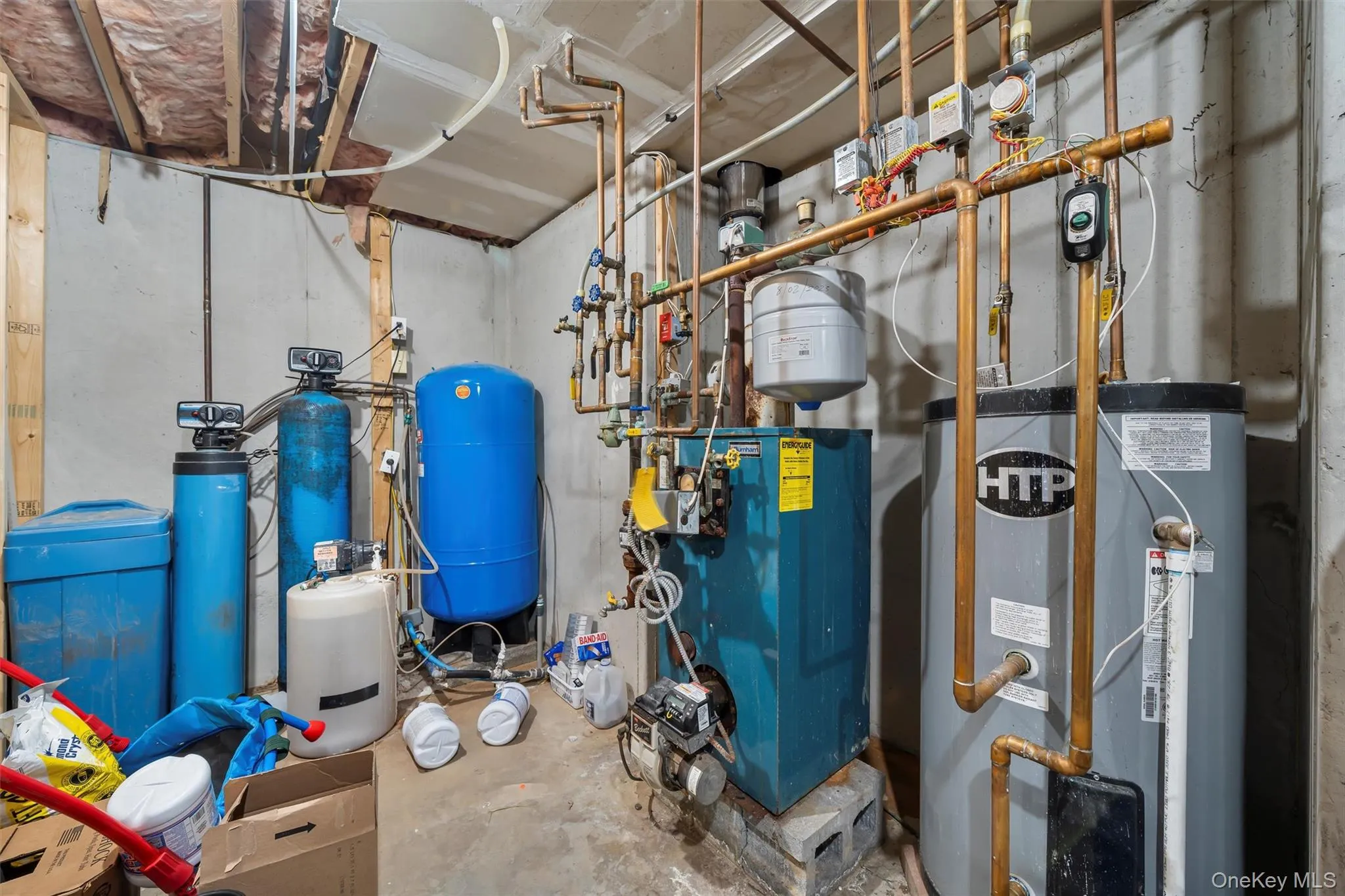 Utility room with a heating unit Utility room with a heating unit