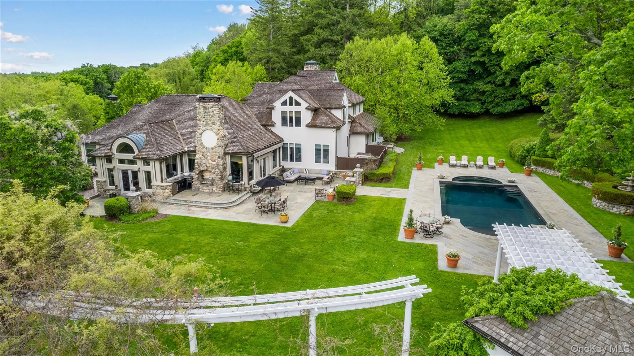From every angle you can appreciate the stone craftsmanship and the open spaces. From every angle you can appreciate the stone craftsmanship and the open spaces.