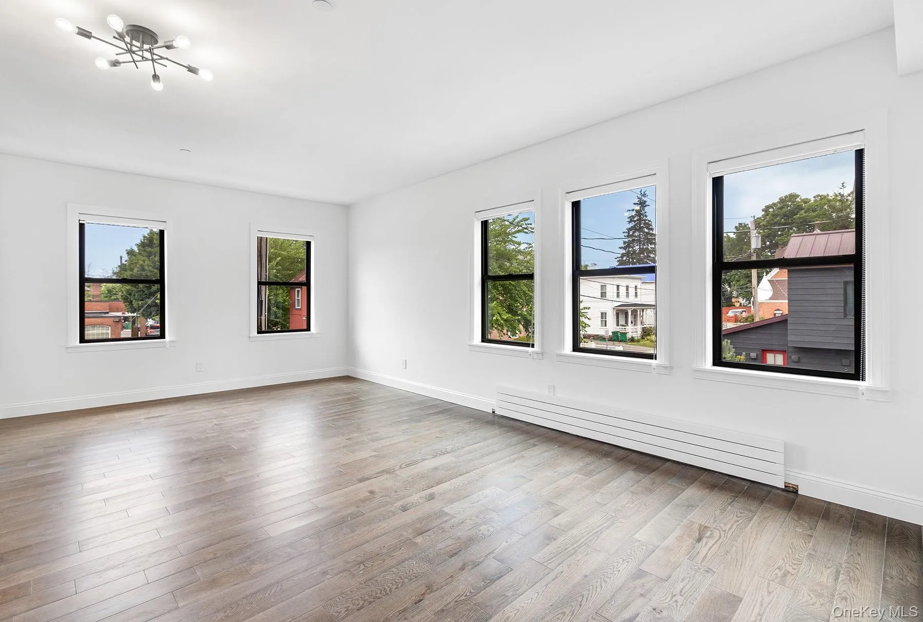 Beautiful, oversized Living Room with abundant nautral light. Beautiful, oversized Living Room with abundant nautral light.