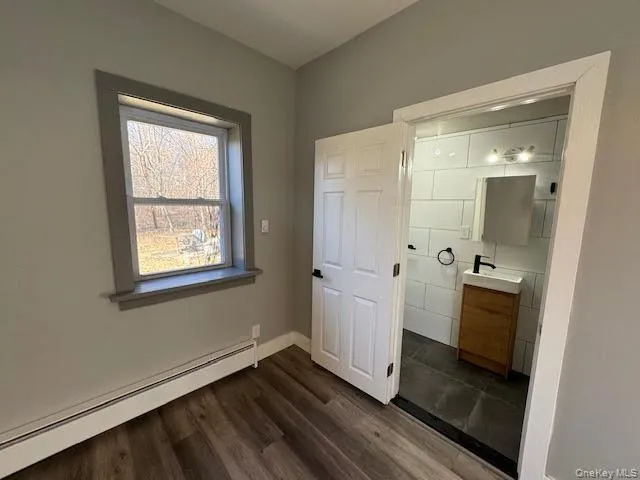 Entrance to the bathroom from the bedroom... Entrance to the bathroom from the bedroom...