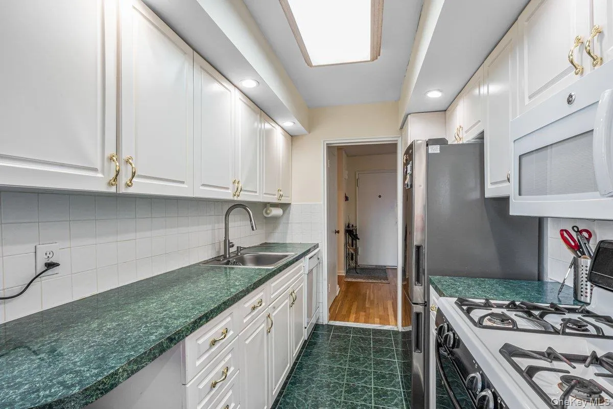 18-50 211 Street, New York, NY, 1 Bedroom Bedrooms, 4 Rooms Rooms,1 BathroomBathrooms,Residential Sale,For Rent,211,0,951238 18-50 211 Street, New York, NY, 1 Bedroom Bedrooms, 4 Rooms Rooms,1 BathroomBathrooms,Residential Sale,For Rent,211,0,951238