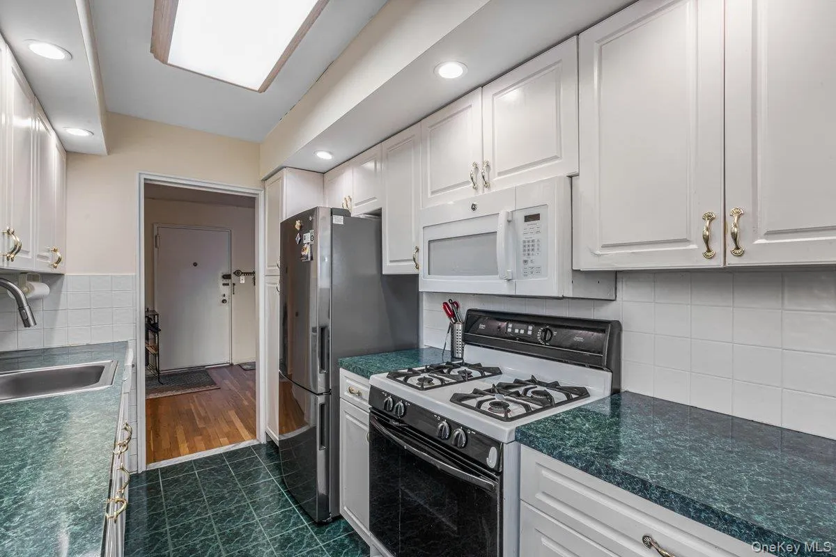 18-50 211 Street, New York, NY, 1 Bedroom Bedrooms, 4 Rooms Rooms,1 BathroomBathrooms,Residential Sale,For Rent,211,0,951238 18-50 211 Street, New York, NY, 1 Bedroom Bedrooms, 4 Rooms Rooms,1 BathroomBathrooms,Residential Sale,For Rent,211,0,951238