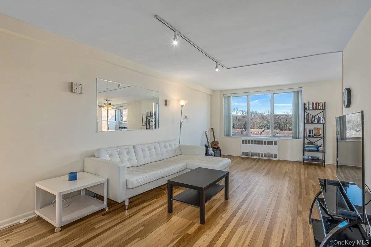 18-50 211 Street, New York, NY, 1 Bedroom Bedrooms, 4 Rooms Rooms,1 BathroomBathrooms,Residential Sale,For Rent,211,0,951238 18-50 211 Street, New York, NY, 1 Bedroom Bedrooms, 4 Rooms Rooms,1 BathroomBathrooms,Residential Sale,For Rent,211,0,951238