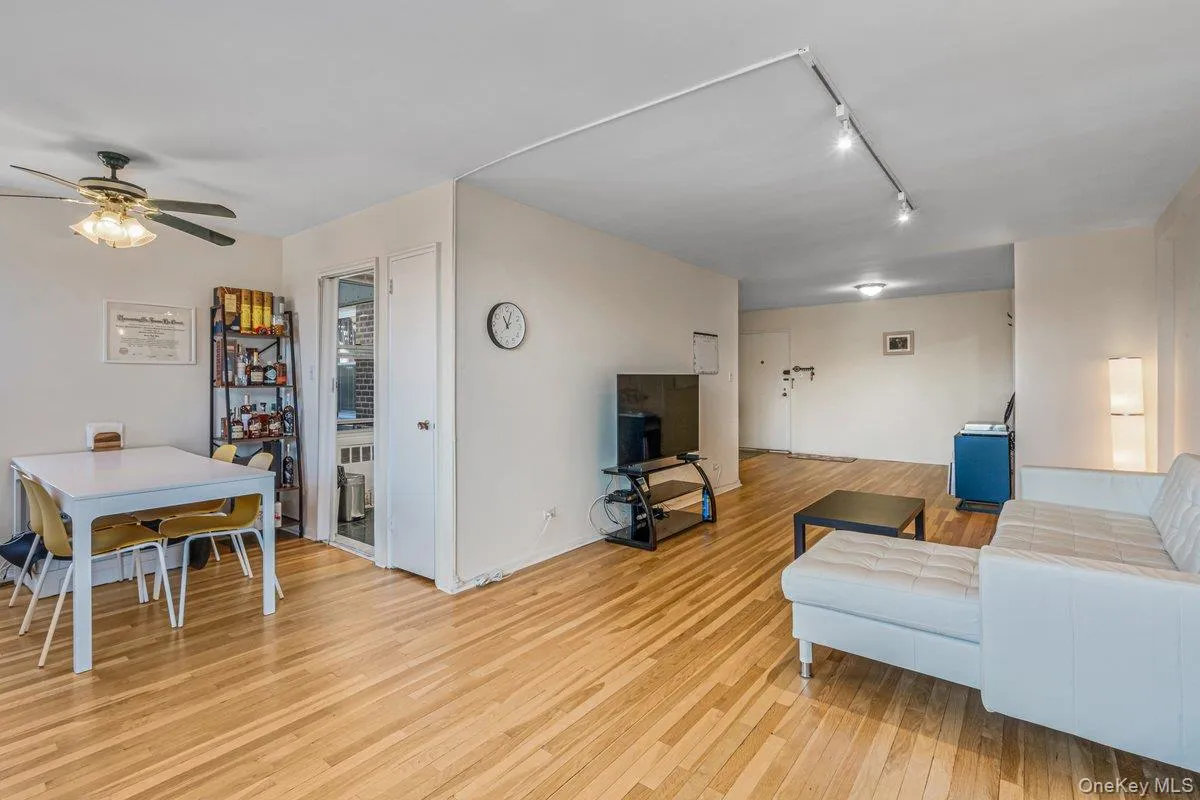 18-50 211 Street, New York, NY, 1 Bedroom Bedrooms, 4 Rooms Rooms,1 BathroomBathrooms,Residential Sale,For Rent,211,0,951238 18-50 211 Street, New York, NY, 1 Bedroom Bedrooms, 4 Rooms Rooms,1 BathroomBathrooms,Residential Sale,For Rent,211,0,951238