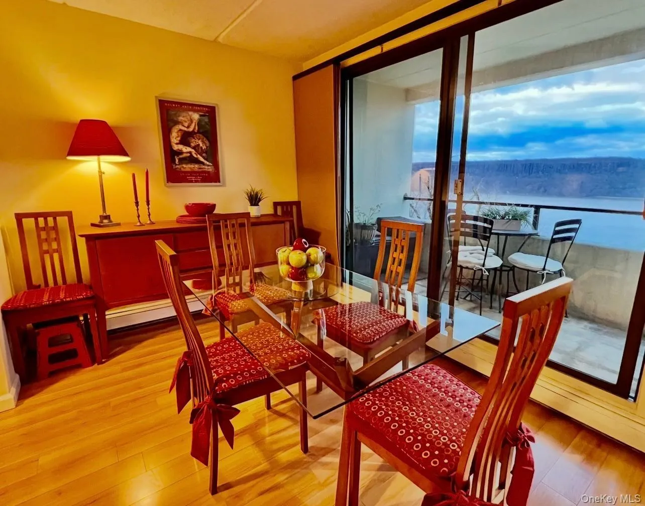 Dining area. Dining area.