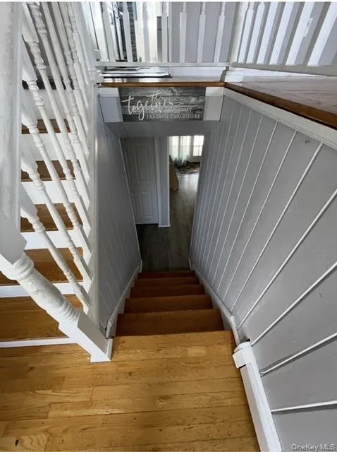 Stairs to the lower level, open design Stairs to the lower level, open design