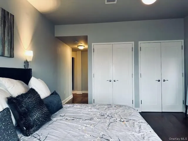 Corner Main Bedroom, with 2 closets Corner Main Bedroom, with 2 closets