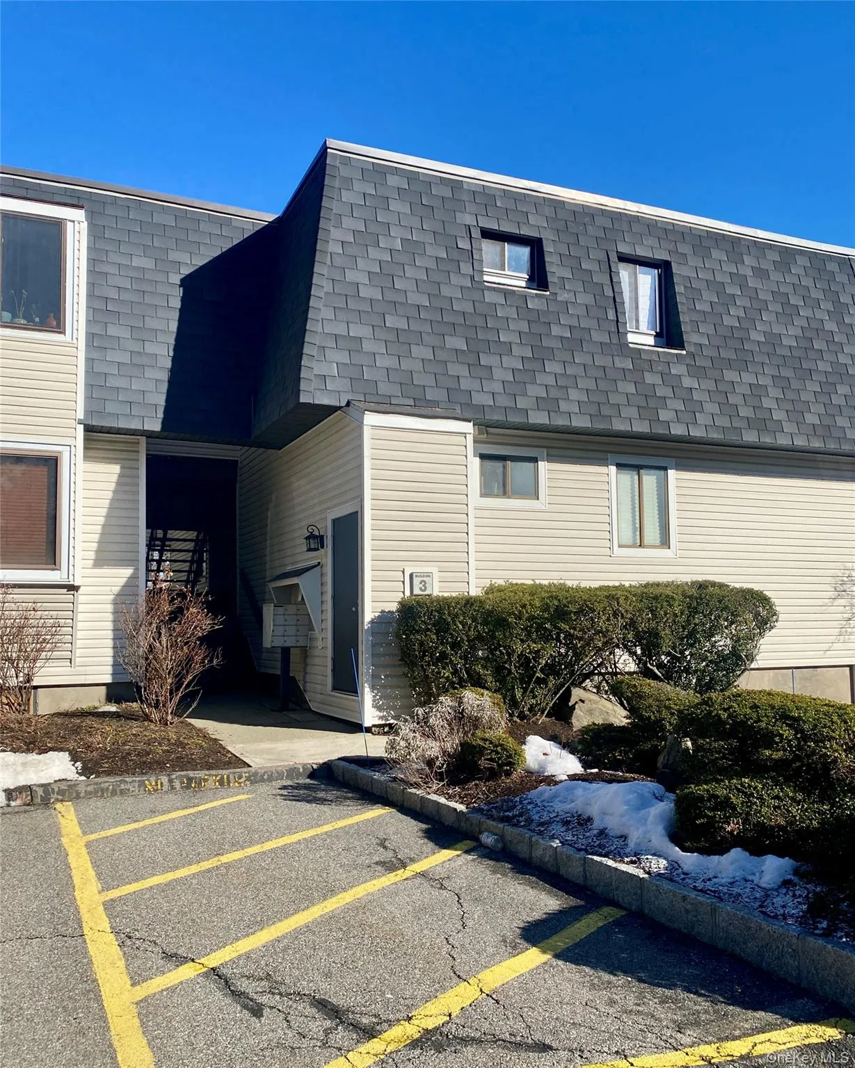 304 Drew Lane, the entrance to the Condo. 304 Drew Lane, the entrance to the Condo.