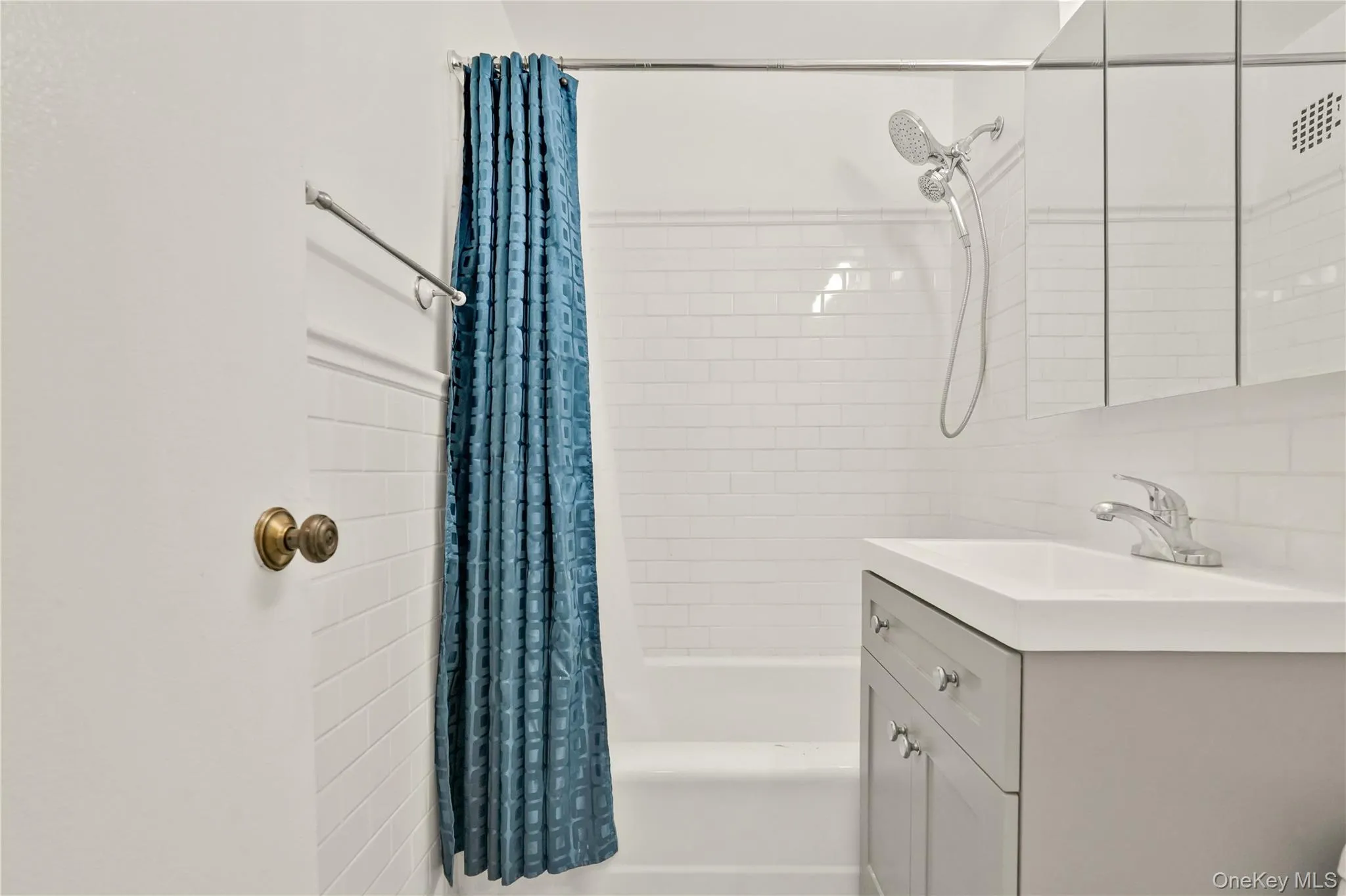 66-01 Burns Street, New York, NY, 1 Bedroom Bedrooms, 3 Rooms Rooms,1 BathroomBathrooms,Residential Lease,For Rent,Burns,0,951949 66-01 Burns Street, New York, NY, 1 Bedroom Bedrooms, 3 Rooms Rooms,1 BathroomBathrooms,Residential Lease,For Rent,Burns,0,951949