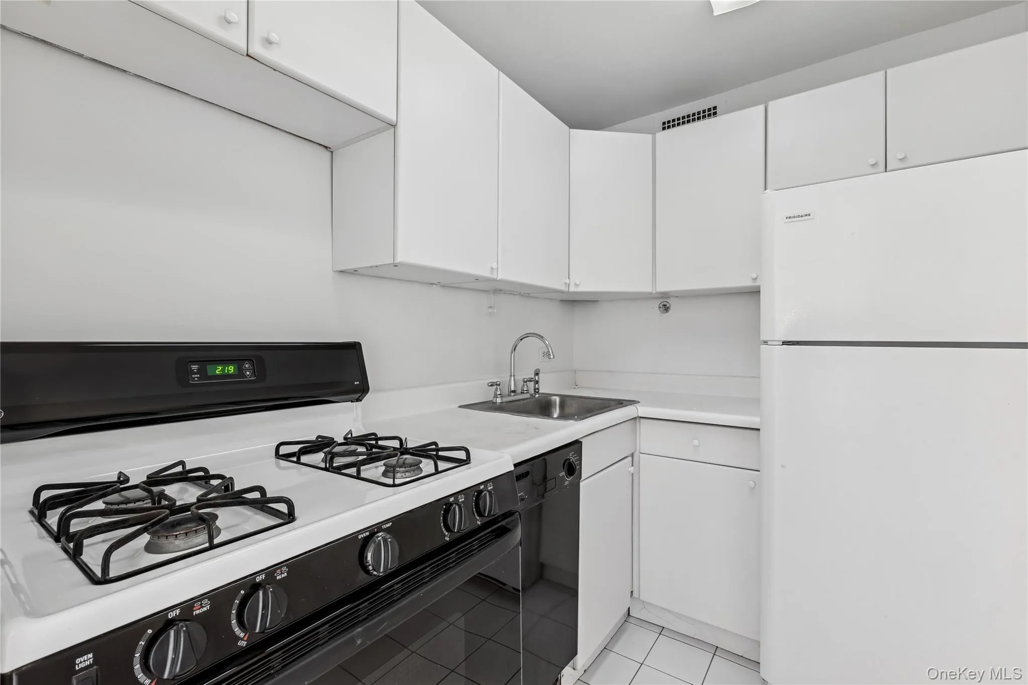 110-11 Queens Boulevard, New York, NY, 2 Rooms Rooms,1 BathroomBathrooms,Residential,For Rent,Queens,0,952231 110-11 Queens Boulevard, New York, NY, 2 Rooms Rooms,1 BathroomBathrooms,Residential,For Rent,Queens,0,952231