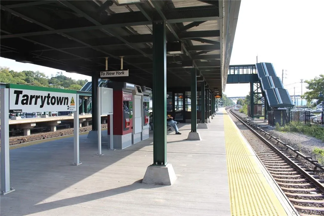 Immaculate Train Station - 30 Minute Commute to Grand Central Station Immaculate Train Station - 30 Minute Commute to Grand Central Station