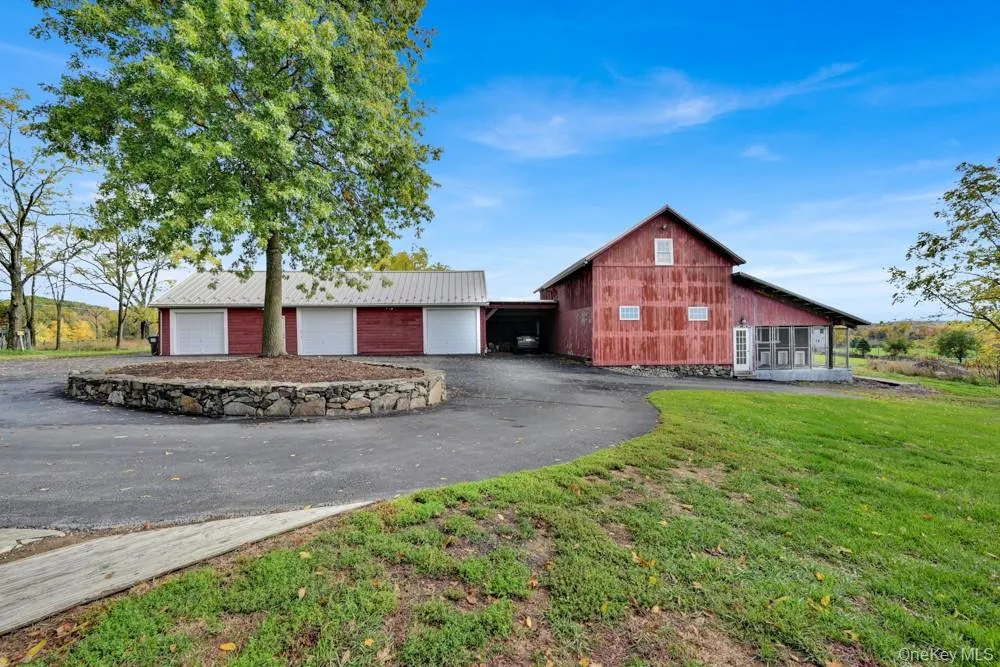 Barn with 3 Car Garage Barn with 3 Car Garage