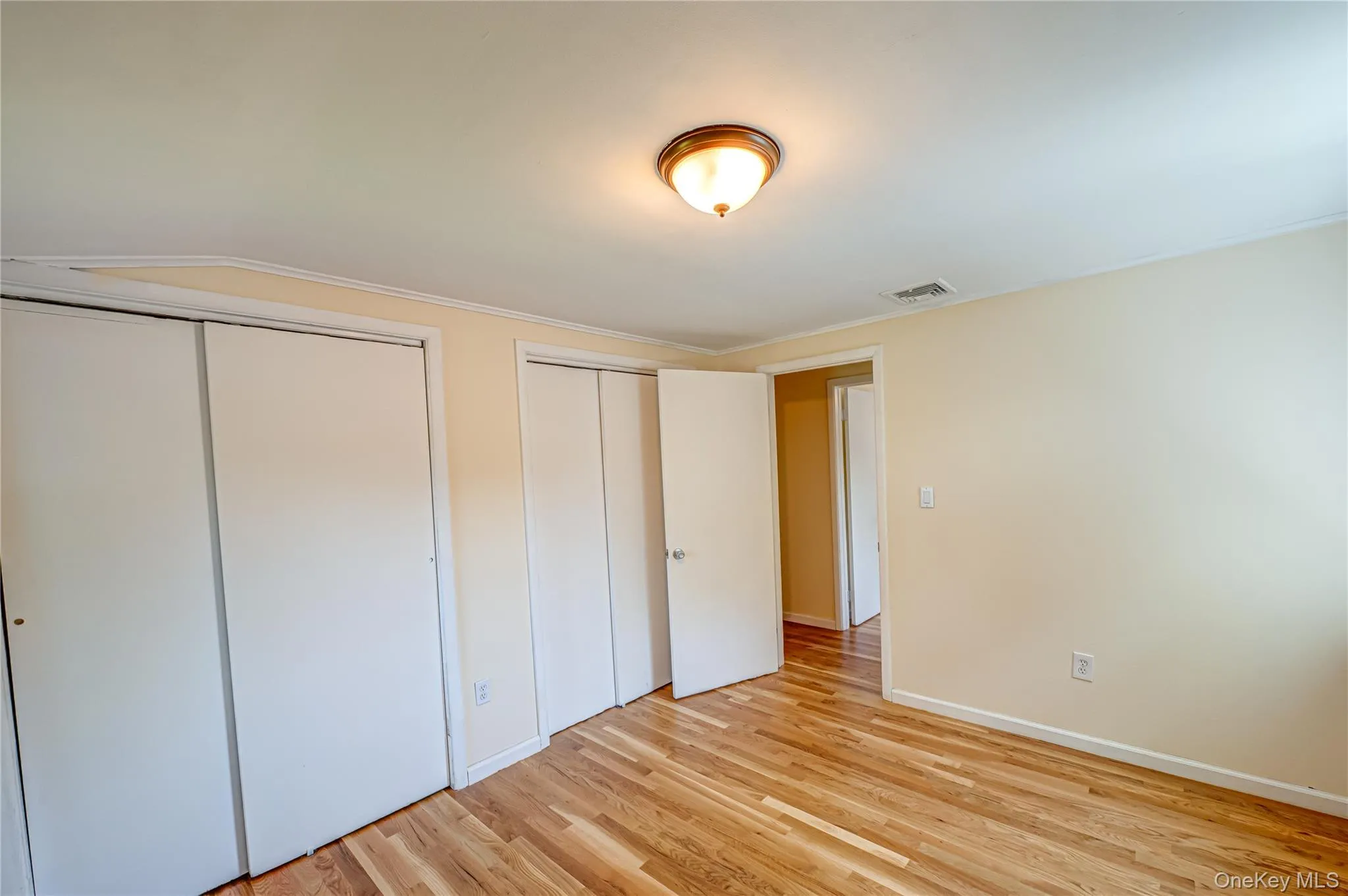 2nd floor bedroom with 2 double closets 2nd floor bedroom with 2 double closets