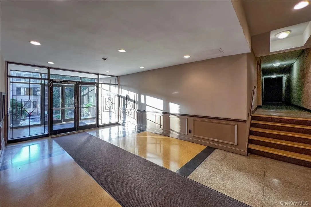 440 WARBURTON AVENUE - Yonkers, NY 10701 - Main Lobby 440 WARBURTON AVENUE - Yonkers, NY 10701 - Main Lobby