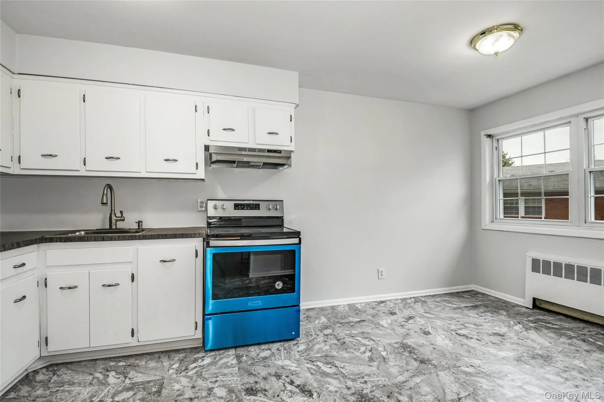 Kitchen with electric Stove Kitchen with electric Stove