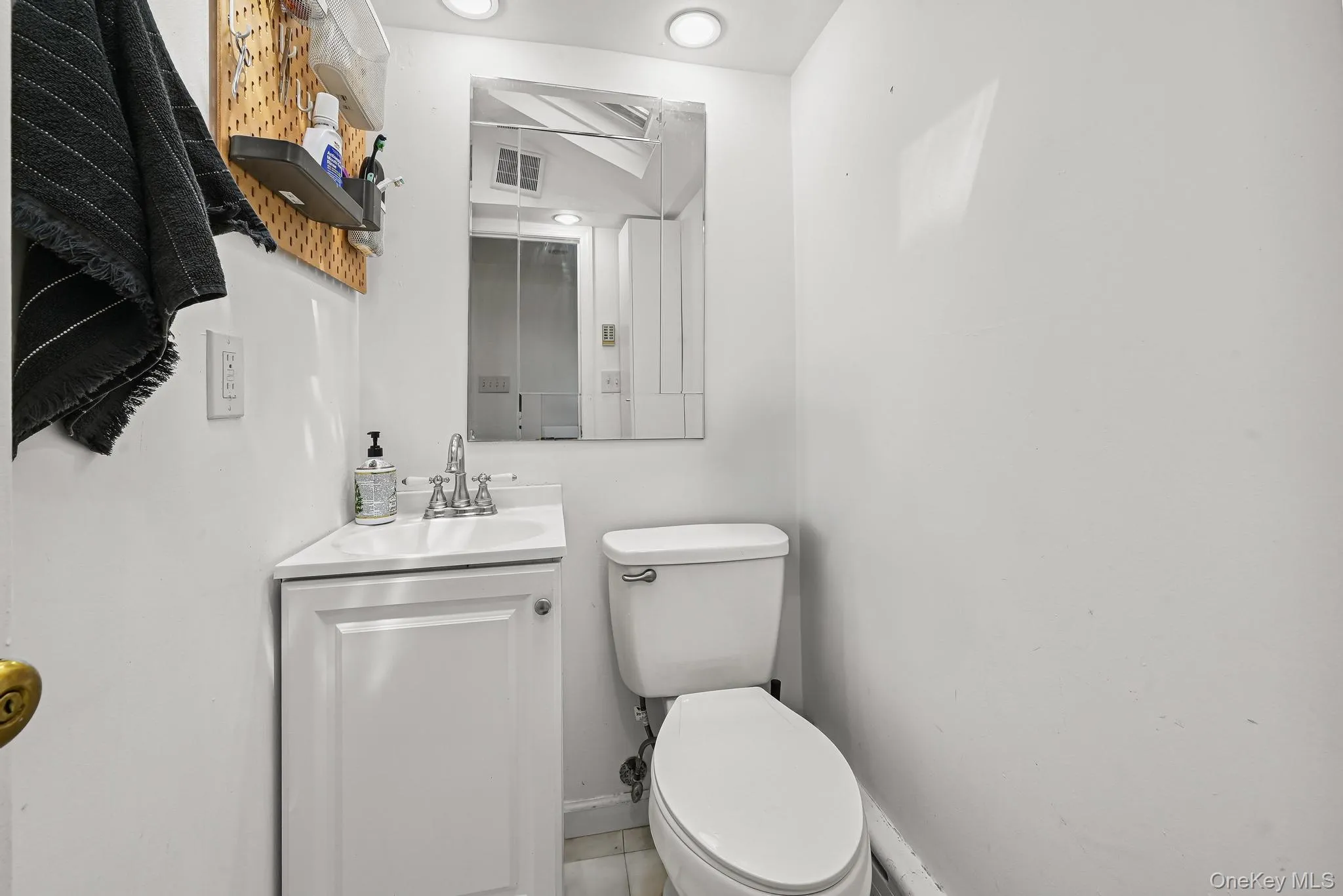 13 Herbert Avenue, North Hempstead, NY, 3 Bedrooms Bedrooms, 6 Rooms Rooms,1 BathroomBathrooms,Residential Lease,Idx,Herbert,0,952870 13 Herbert Avenue, North Hempstead, NY, 3 Bedrooms Bedrooms, 6 Rooms Rooms,1 BathroomBathrooms,Residential Lease,Idx,Herbert,0,952870