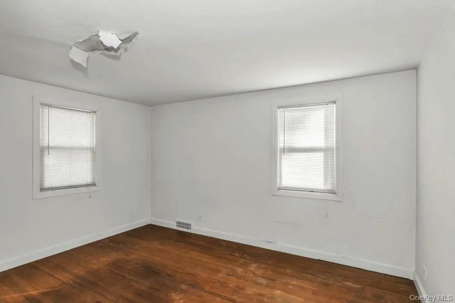 252 Toronto Avenue, Oyster Bay, NY, 2 Bedrooms Bedrooms, 5 Rooms Rooms,1 BathroomBathrooms,Residential,For Rent,Toronto,0,952875 252 Toronto Avenue, Oyster Bay, NY, 2 Bedrooms Bedrooms, 5 Rooms Rooms,1 BathroomBathrooms,Residential,For Rent,Toronto,0,952875