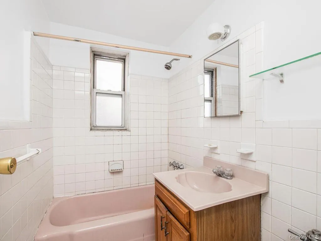 Full bath with tub/shower combo Full bath with tub/shower combo