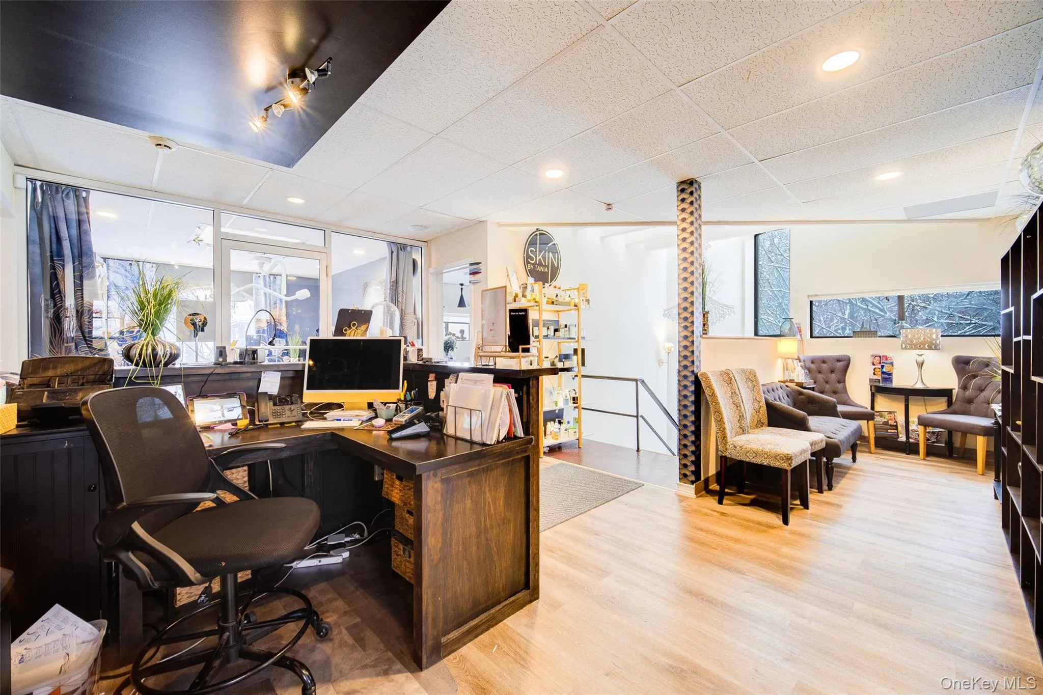 2nd Fl Reception: Photo reflects present condition. 2nd Fl Reception: Photo reflects present condition.