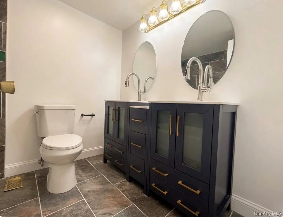 Common Full Bathroom Common Full Bathroom