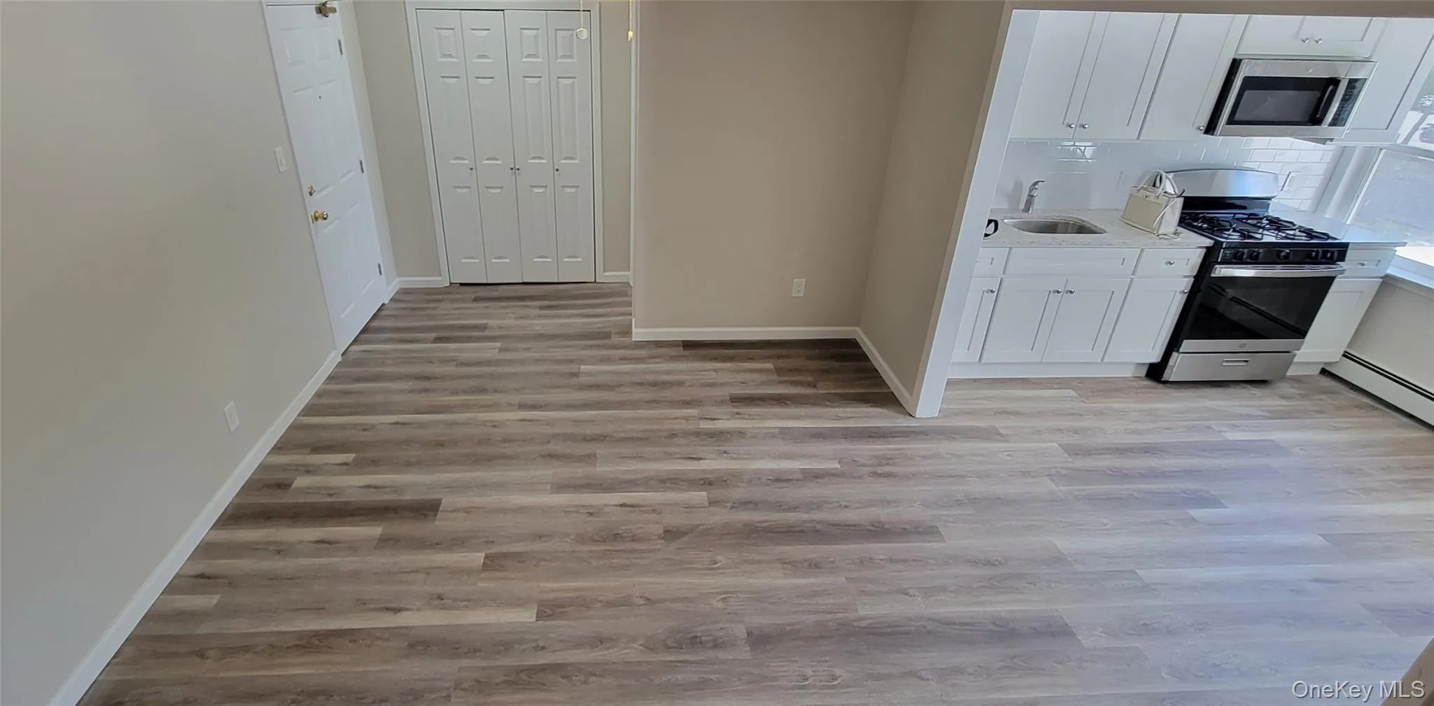 Living Room/Kitchen Living Room/Kitchen