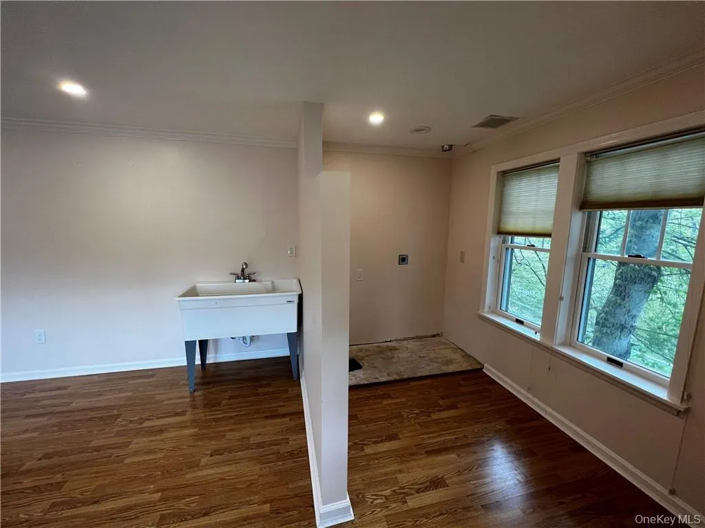 This space also has hookup for washer/dryer on the right side This space also has hookup for washer/dryer on the right side