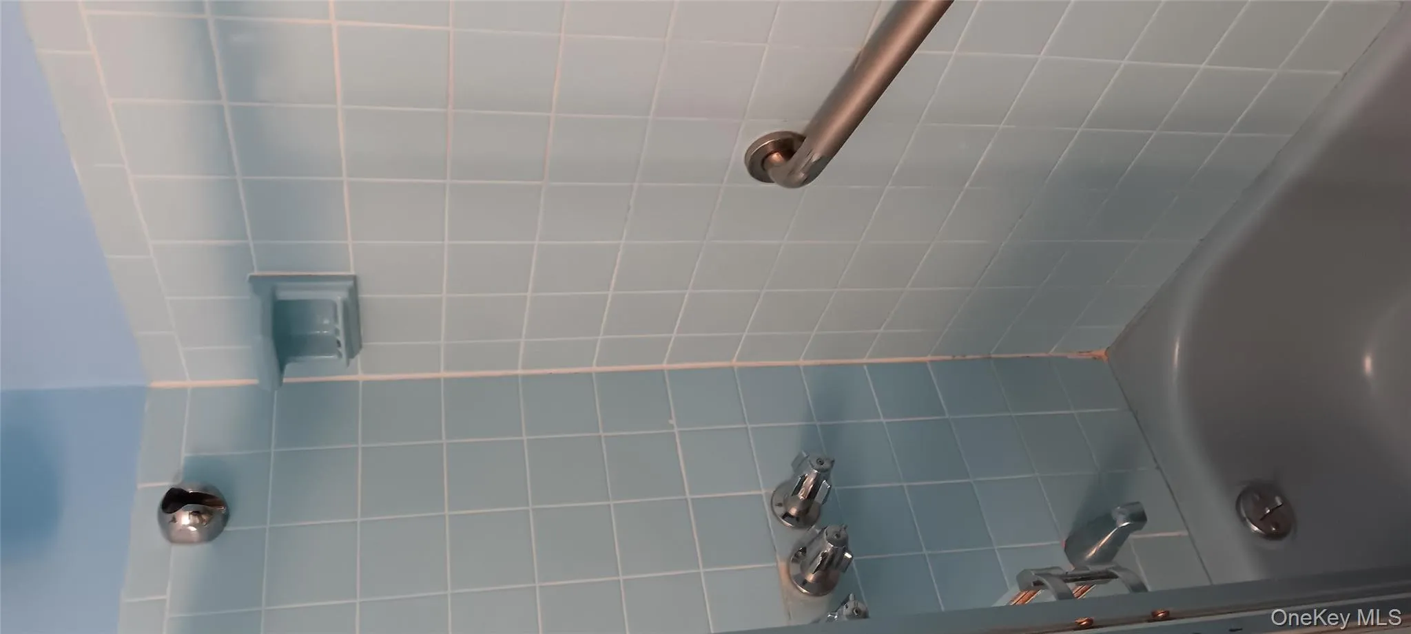 Full bath with shower / washtub combination Full bath with shower / washtub combination