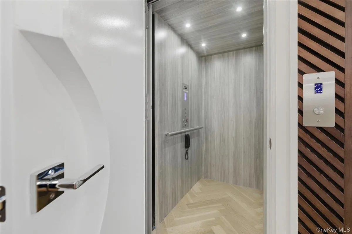 Elevator Elevator