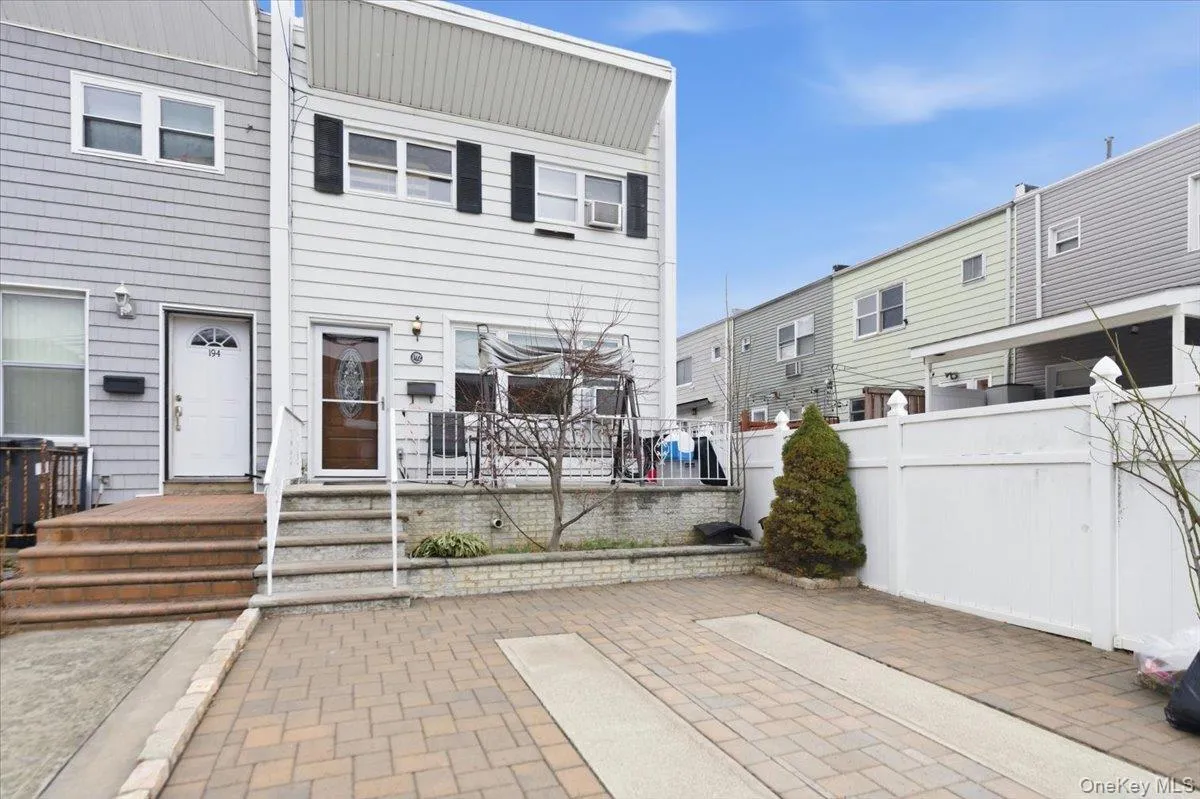 192 Huntington Avenue, New York, NY, 3 Bedrooms Bedrooms, 7 Rooms Rooms,2 BathroomsBathrooms,Residential,For Rent,Huntington,0,953518 192 Huntington Avenue, New York, NY, 3 Bedrooms Bedrooms, 7 Rooms Rooms,2 BathroomsBathrooms,Residential,For Rent,Huntington,0,953518